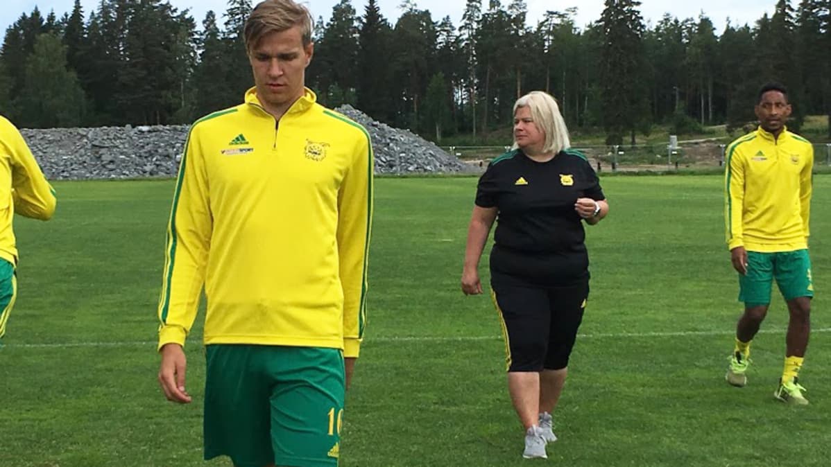 Heli Rekimies ja pelaajat palauttavassa harjoituksessa