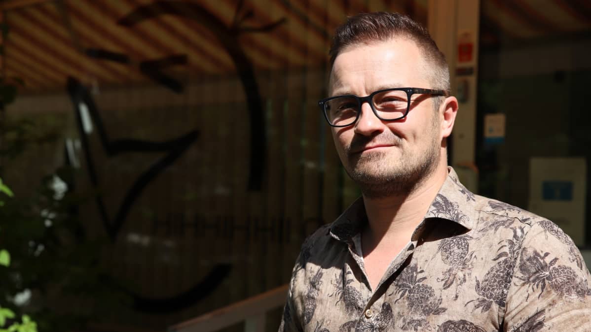 Jukka Kuronen toimistonsa edessä Riihimäellä.
