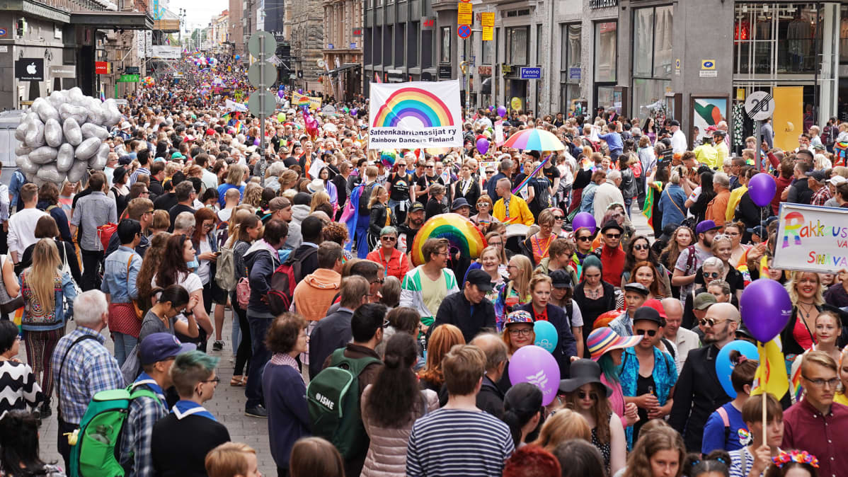 Pride-kulkueen osanottajia.