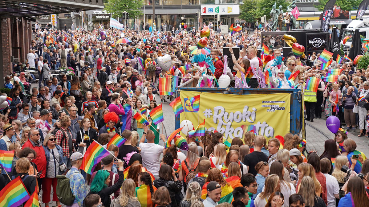 Pride-kulkueen osanottajia.