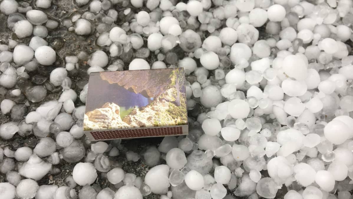 Taivaalta 1.7. 2019 sataneita rakeita verrattuna tulitikkuaskiin.