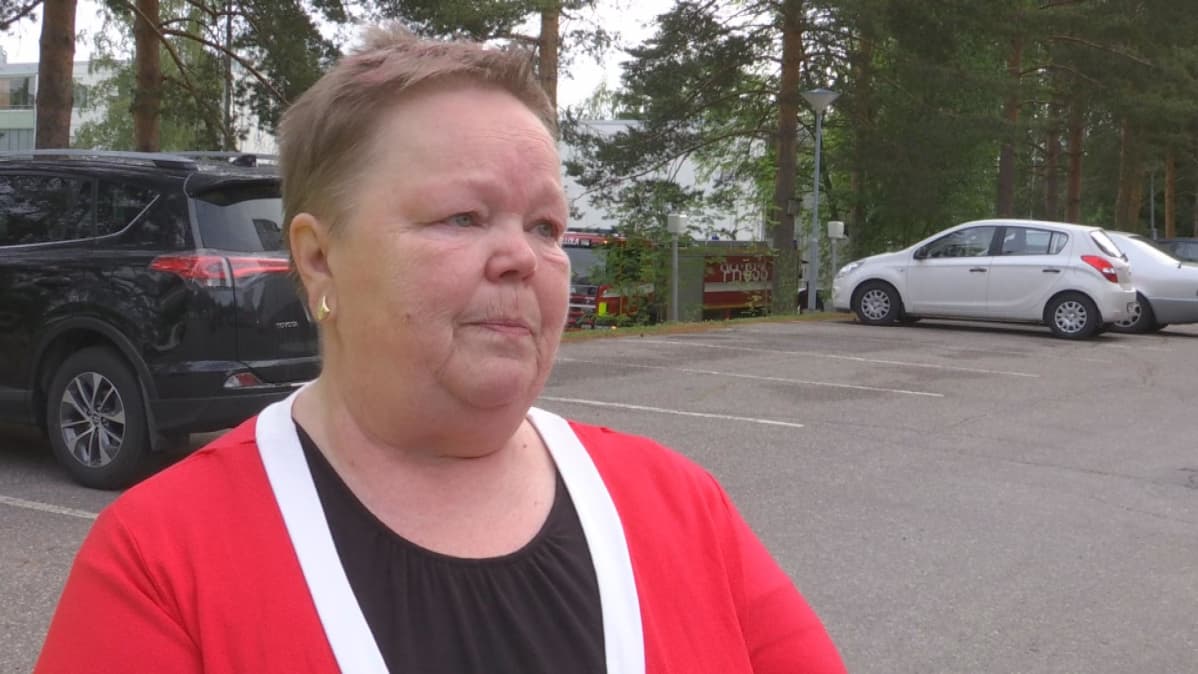Luhtikadun palaneesn kerrostalon asukas Maarit Röynä