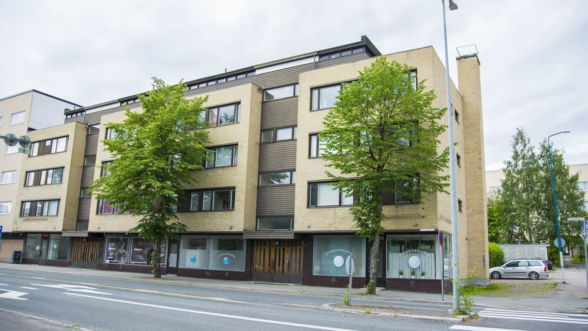 Kerrostalo Kajaanin pohjolankadulla.