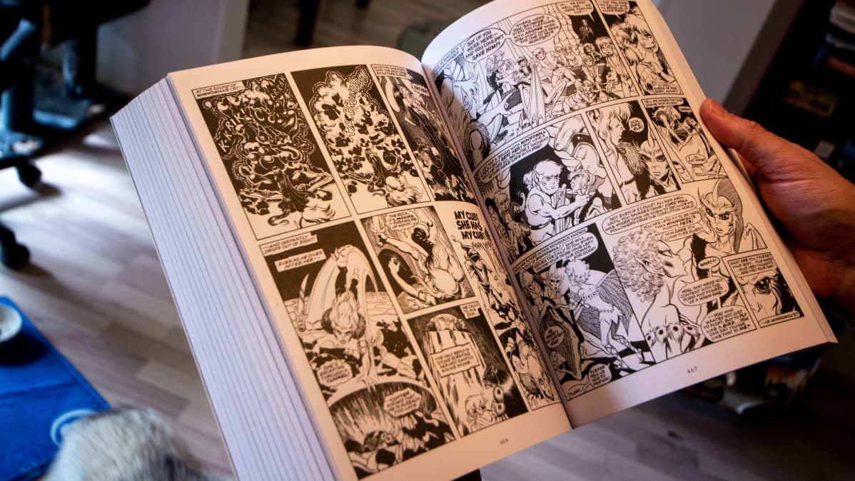 Manga-tyylisen ElfQuestin kokoelmakirja.