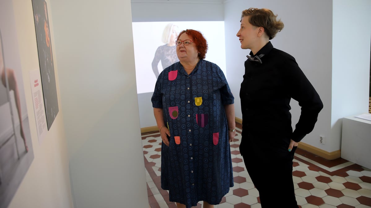 Raija Huldén ja Jaana Pirskanen näyttelytilassa