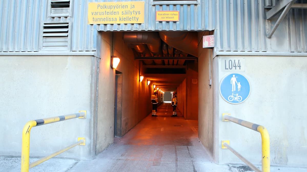 Luottamusmies Tommi Sauvolainen ja pääluottamusmies Tytti Pernu Outokummun sulattorakennuksen läpi kulkevassa tunnelissa.