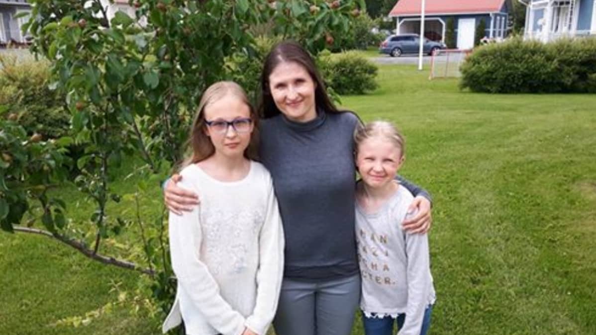 Enni, Sari ja Ellen Latvala.
