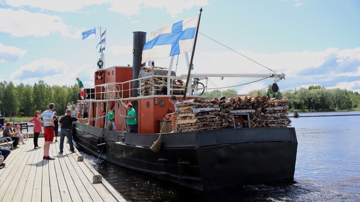 S/S Kalle Tihveräinen kiinnittyy Joensuun Jokiaseman laituriin.
