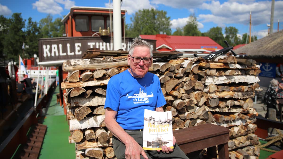 Höyrylaivoista kirjan kirjoittanut Esko Pakkanen istuu S/S Kalle Tihveräisen kannella.