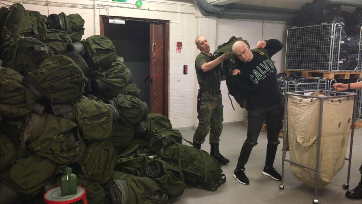 Täytenä armeijan reppu painaa jopa 40 kiloa.
