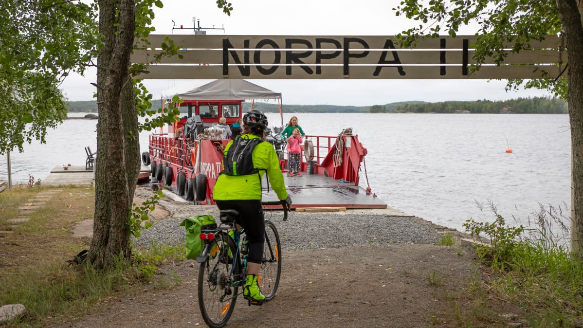 Pyöräilijä menossa Norppa II-lautan kyytiin