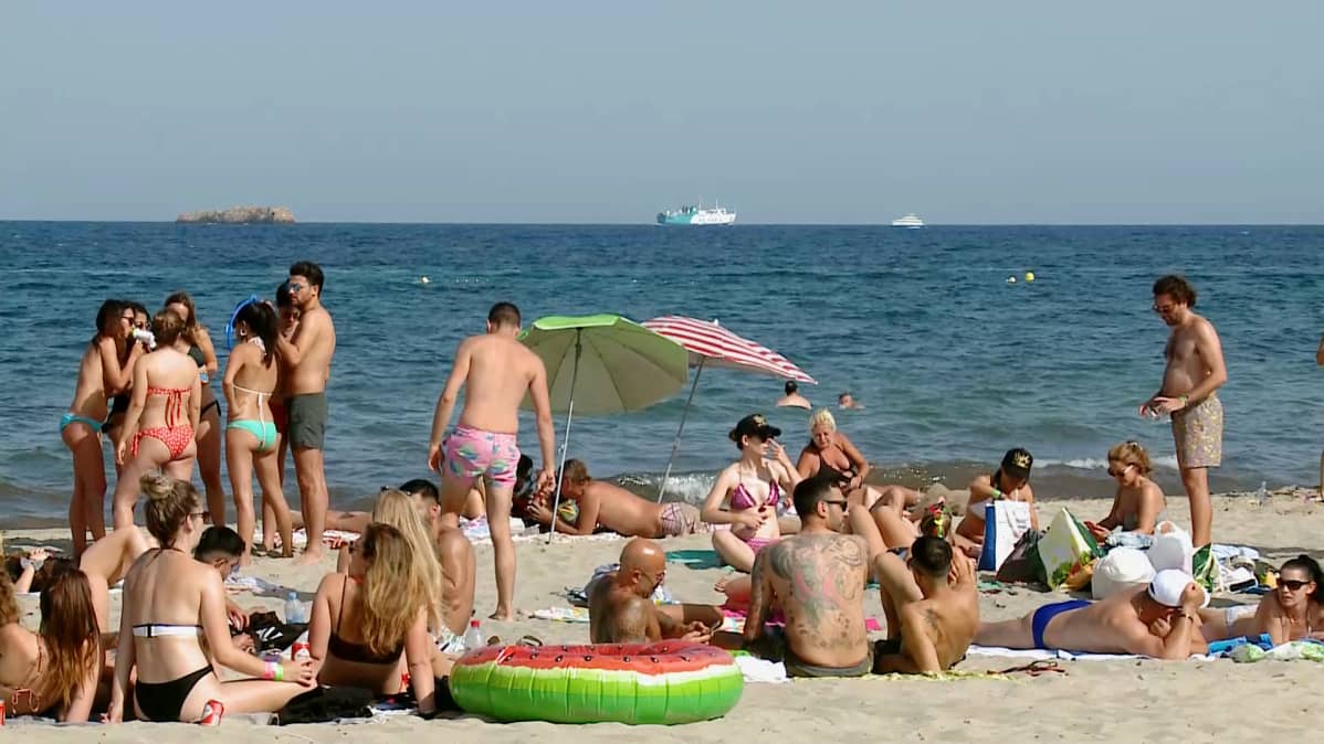 Ibizan rannat täyttyvät turisteista jo huhtikuussa.