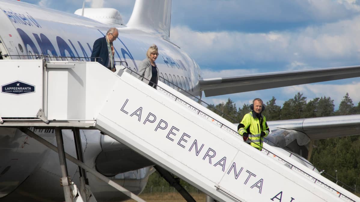 Marja Rislakki saapumassa Lappeenrannan lentokentälle
