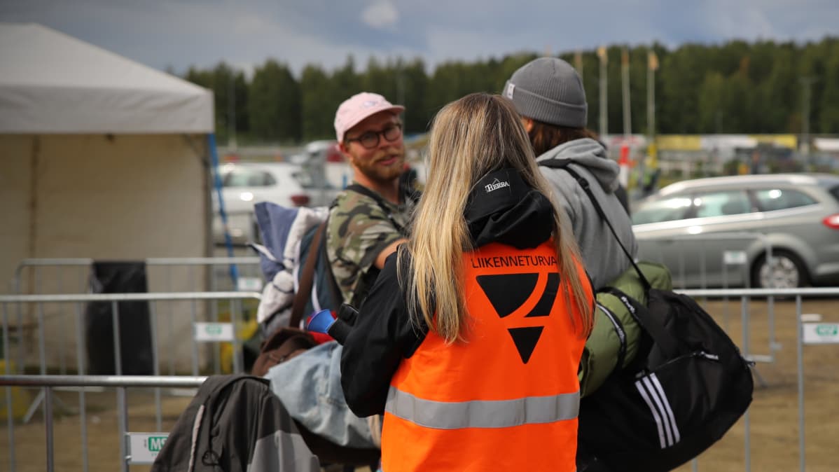 Festivaalikävijöitä Liikenneturvan puhalluspisteellä.