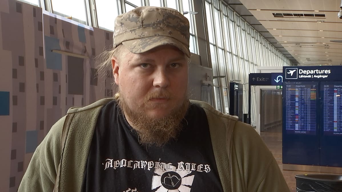 Henkka Hirvonen odottaa lennnon lähtöä Kroatiaan Helsinki-Vantaan lentokentällä.