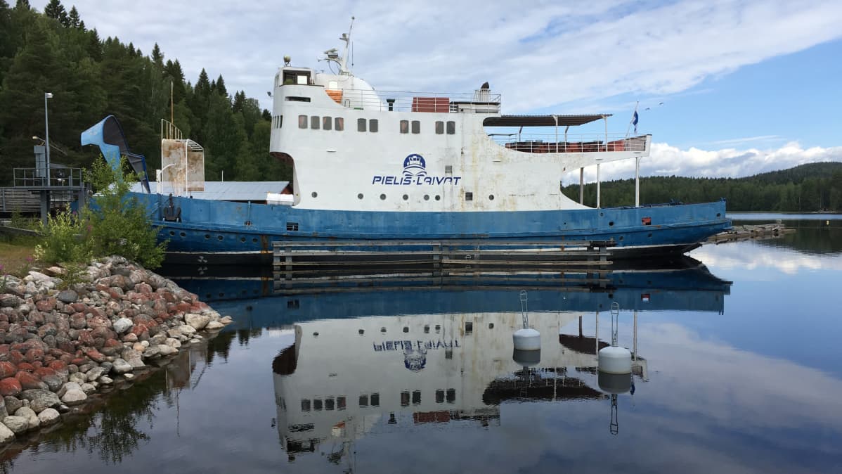 Autolautta M/F Pielinen Kolin satamassa.
