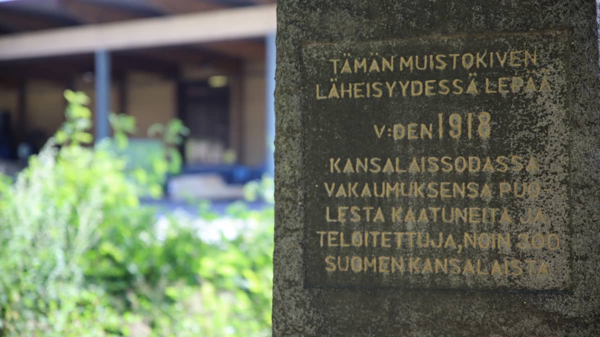 Sisällissodan aikainen joukkohauta teollisuusalueen keskellä Heinolan Vierumäellä.