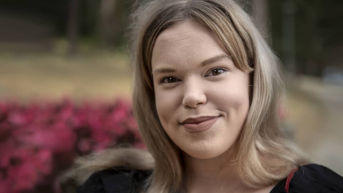 Hanna-Mari Kärki hymyilee kameralle