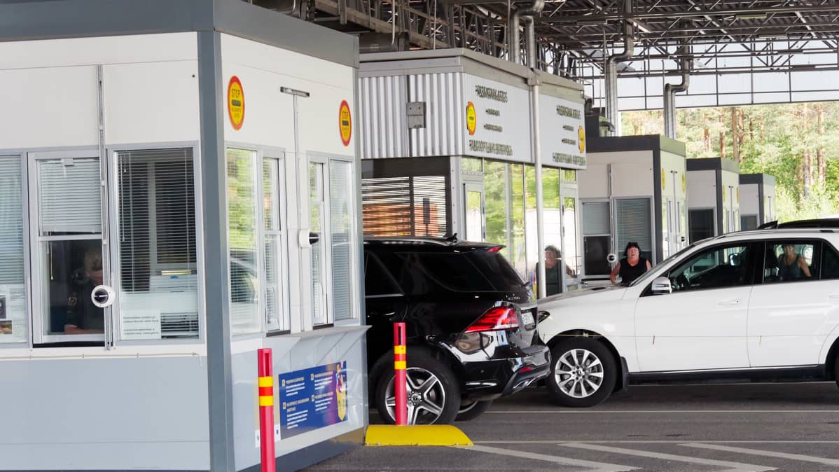 Venäjältä tulevat henkilöautot jonottavat passintarkastukseen.