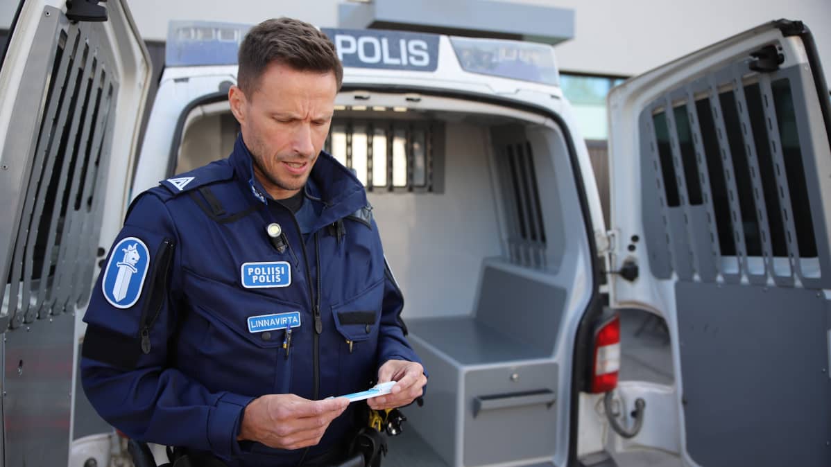 Jarno Linnavirta Hämeen poliisista tutkii huumetesteriä