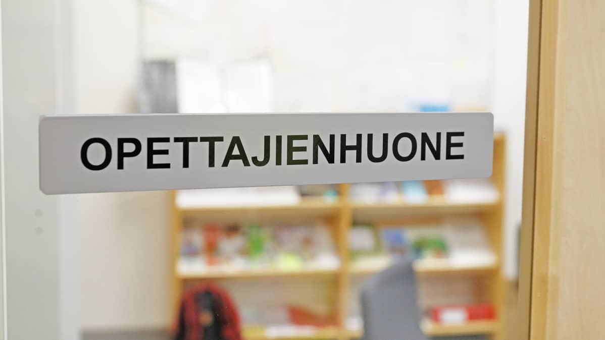 Opettajainhuoneen ovi.