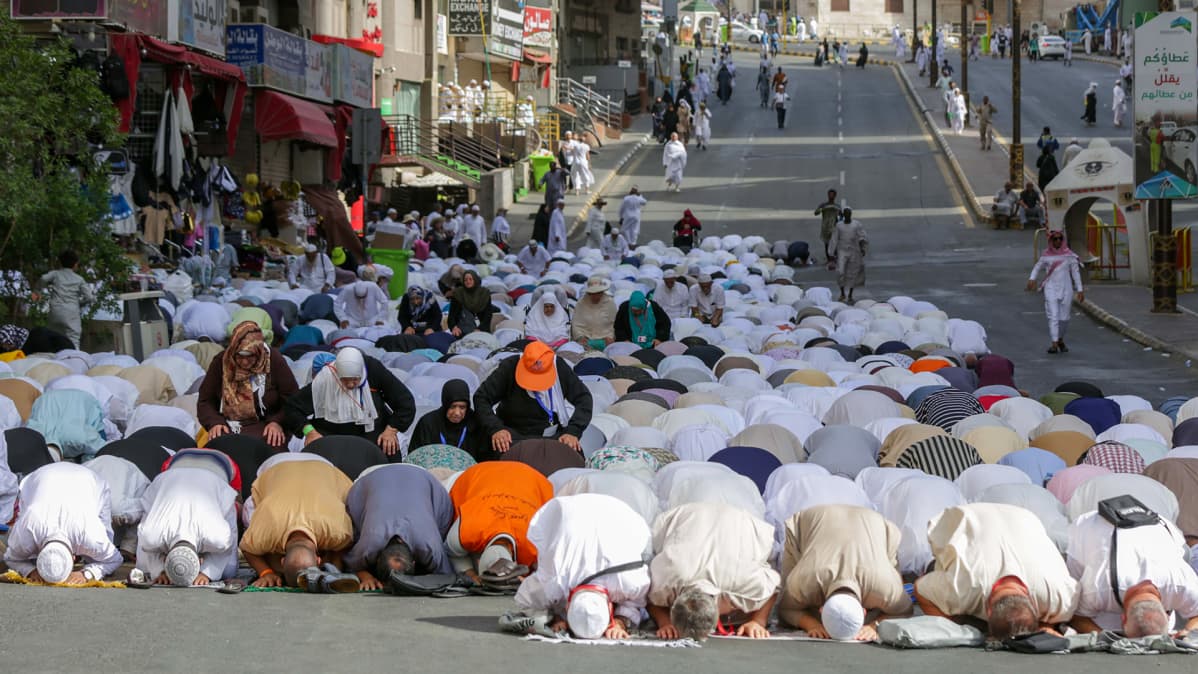 Muslimi pyhiinvaeltajat pysähtyvät rukoilemaan matkalla kohti Mekkaa.