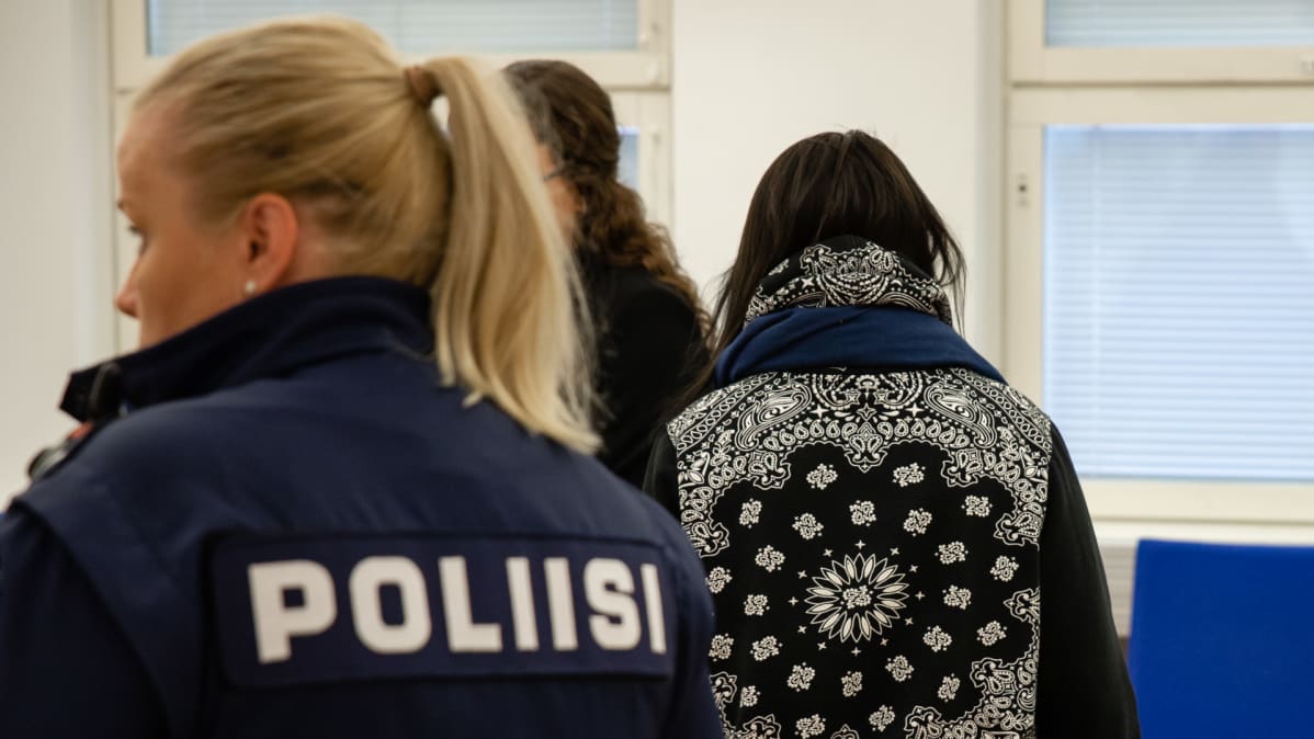 Murhasta syytetty nainen kävelee Etelä-Karjalan käräjäoikeuden istuntosaliin 9.8.2019.
