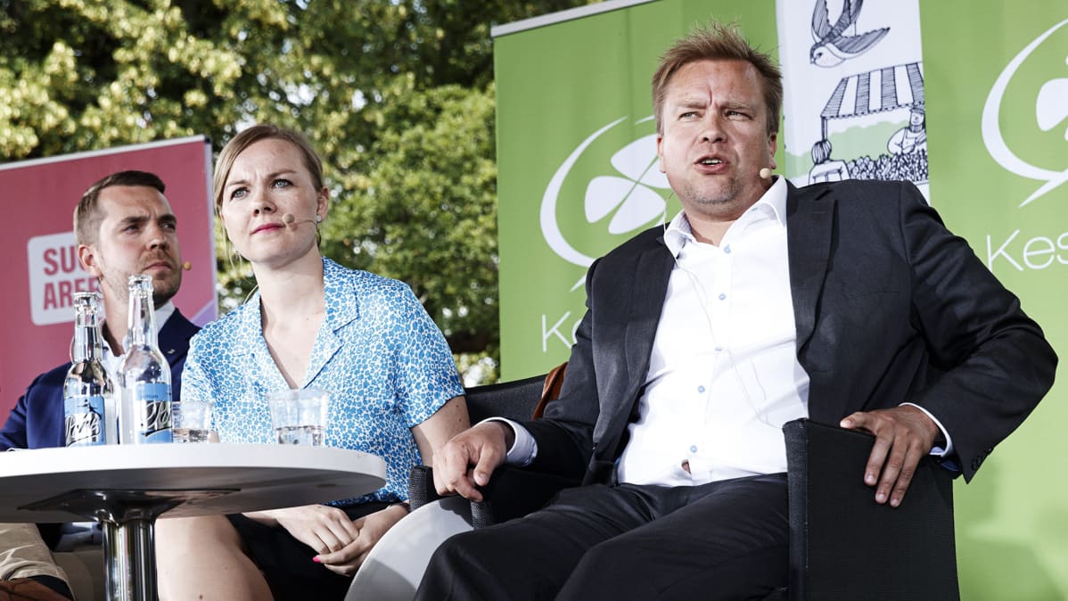 Keskustan kansanedustajat Jouni Ovaska sekä puheenjohtajaehdokaat Katri Kulmuni ja Antti Kaikkonen (oik) Suomi-Areenan keskustan puoluepäivän keskustelutilaisuudessa.