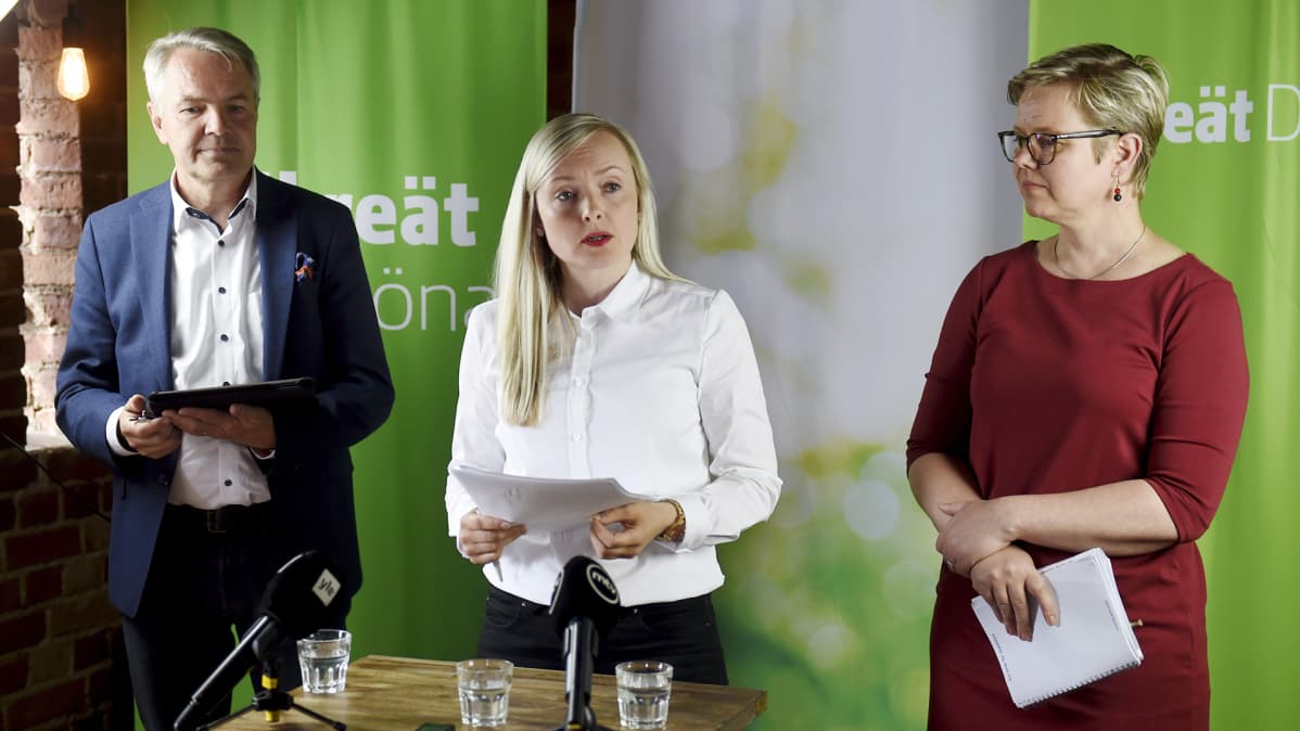 Ulkoministeri Pekka Haavisto, sisäministeri Maria Ohisalo ja ympäristö- ja ilmastoministeri Krista Mikkonen vihreiden hallitusryhmän kesäkokouksen tiedotustilaisuudessa Porvoossa 12. elokuuta.