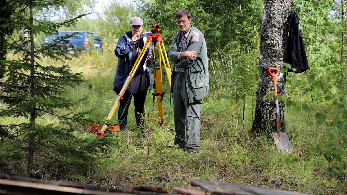tutkijat kartoittavat hevoshaudan paikkaa mittalaitteella