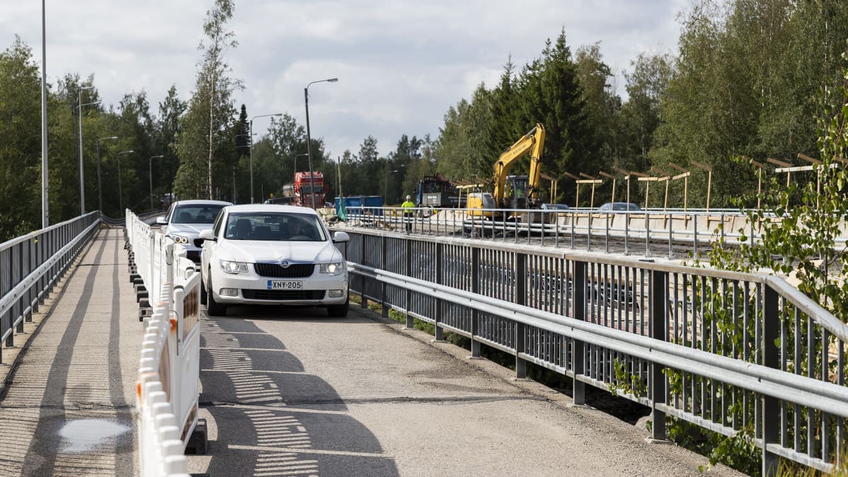 Autoja kevyenliikenteen väylällä Storån sillalla.