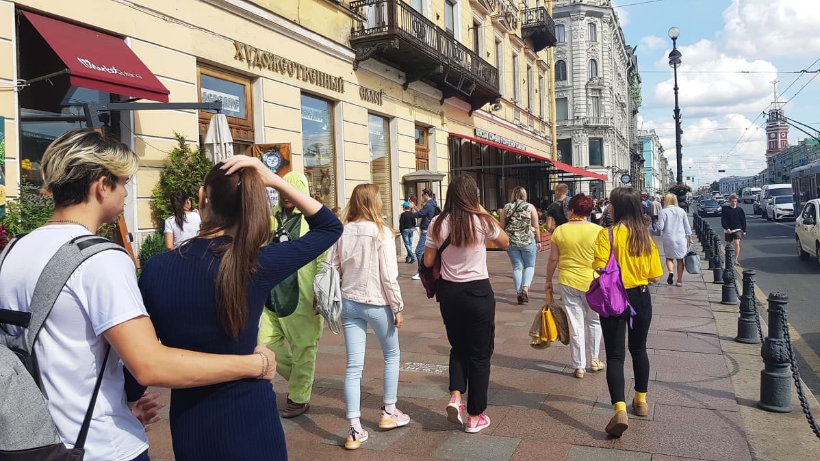 Nevskin valtakatu täyttyy turisteista.