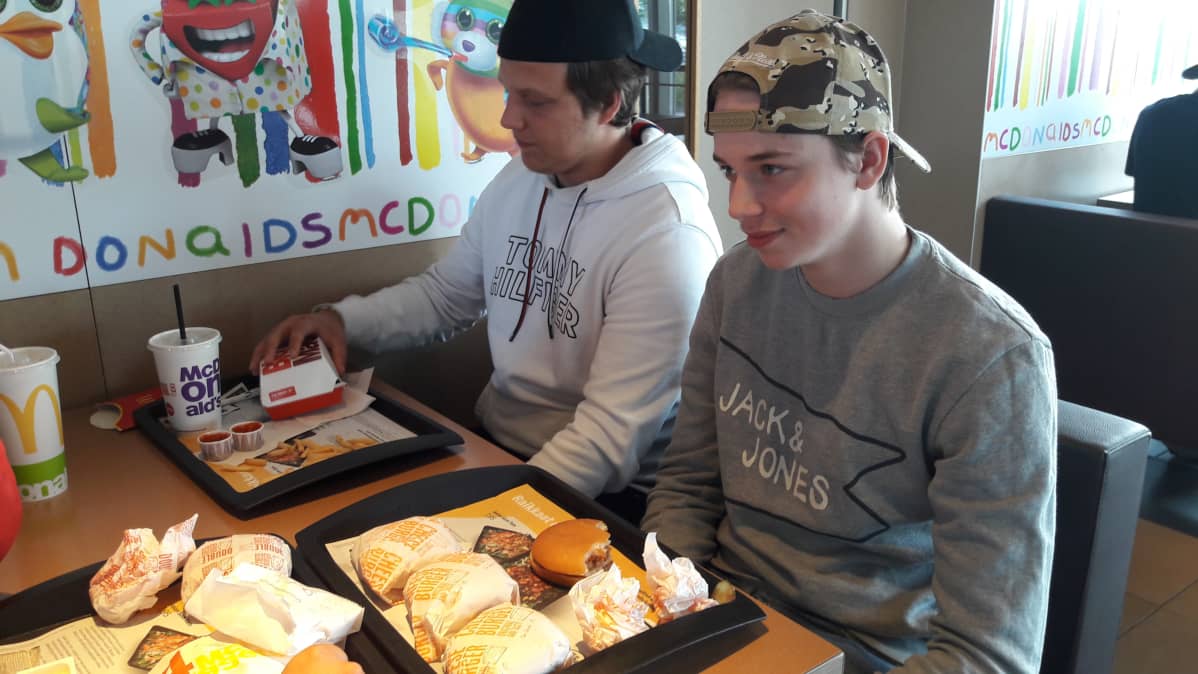 Niko Modig ja Veeti Juva syömässä Rauman McDonaldsissa.