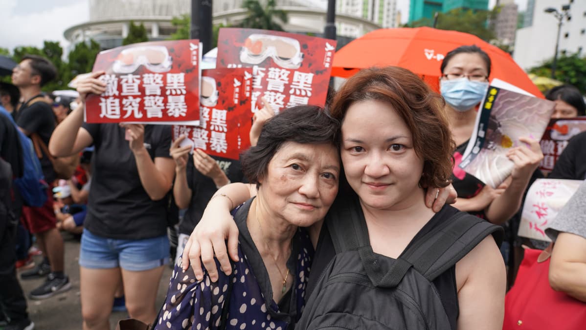 Haluamme taistella demokratian puolesta, sanovat 71-vuotias Fung Yim Fong ja 38-vuotias Jinal Wong.