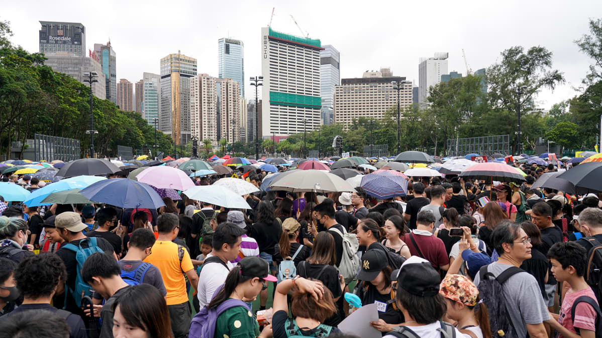 Oppositio järjesti suurmielenosoituksen Victoria Parkissa Hongkongin keskustassa