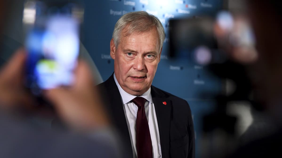Pääministeri Antti Rinne puhuu medialle Suomen ulkomaanedustustojen päällikköjen vuosittaisessa kokouksessa.