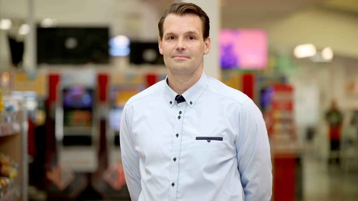 Forssan Autokeitaan liiketoimintajohtaja Niko Järvi työpaikallaan.