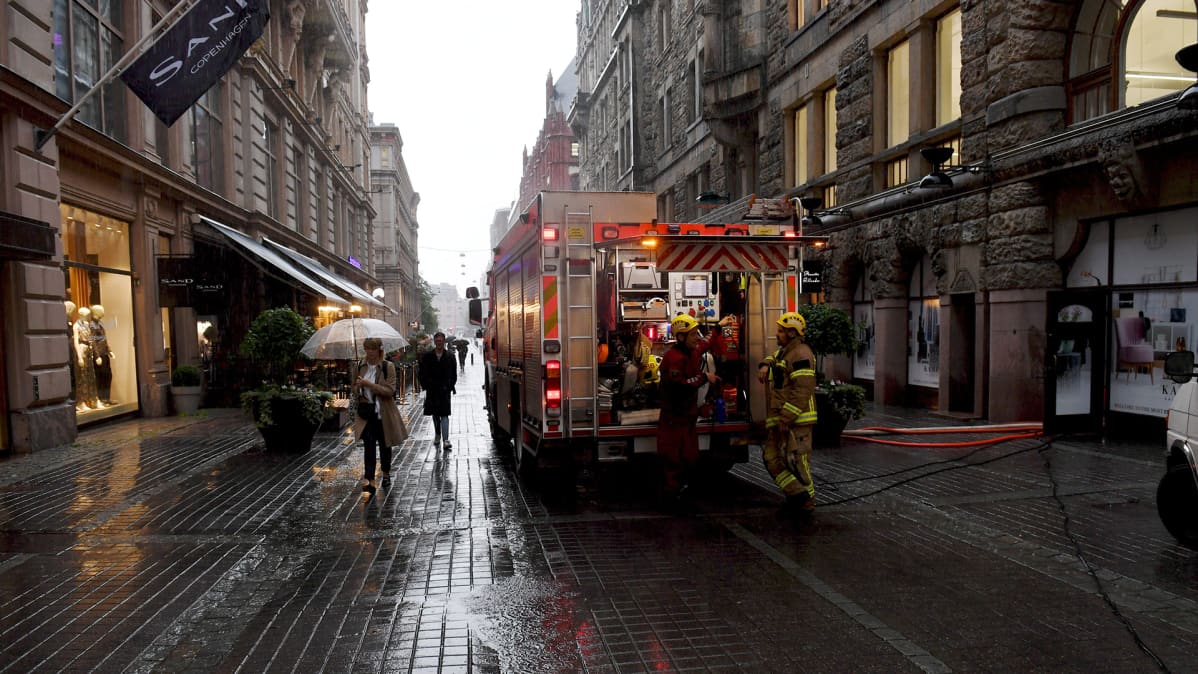 Pelastuslaitos pumppasi vettä liikkeen tiloista Helsingin Mikonkadulla 23. elokuuta.