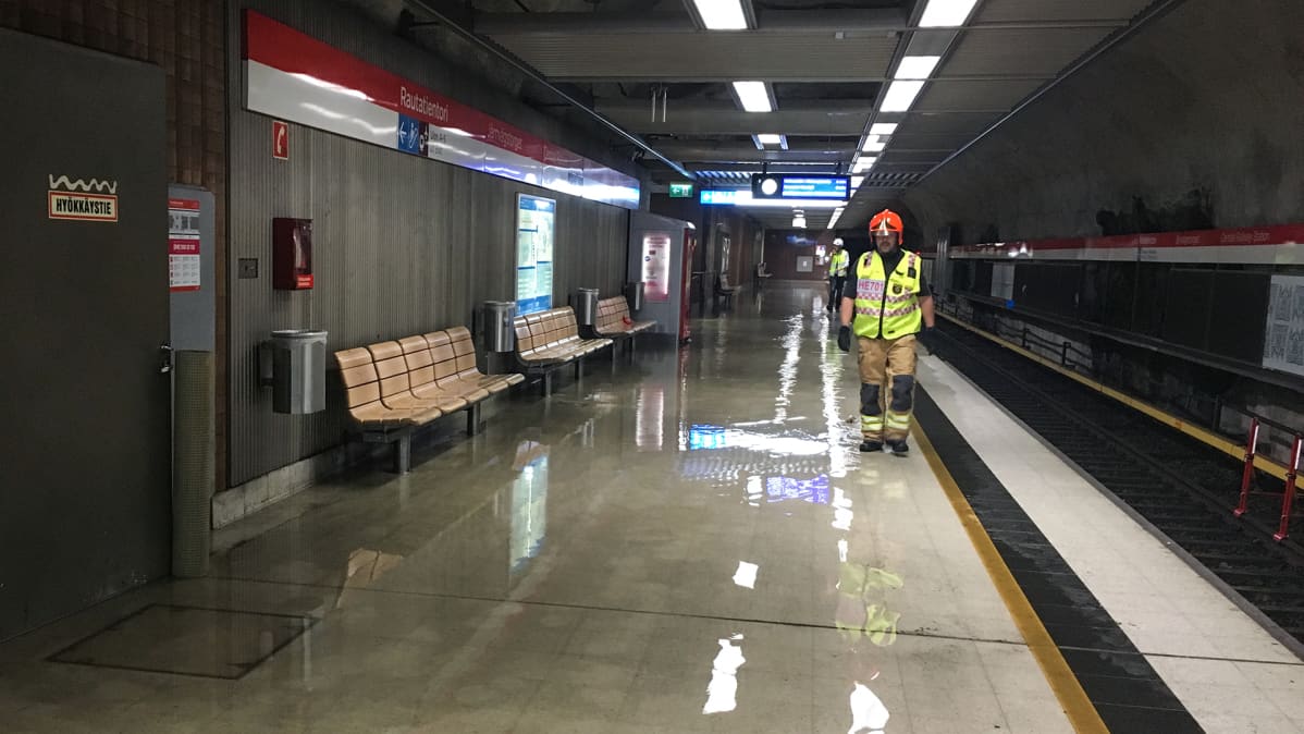 Rautatieaseman metrolaituri tulvi 23. elokuuta rankkasateen seurauksena.