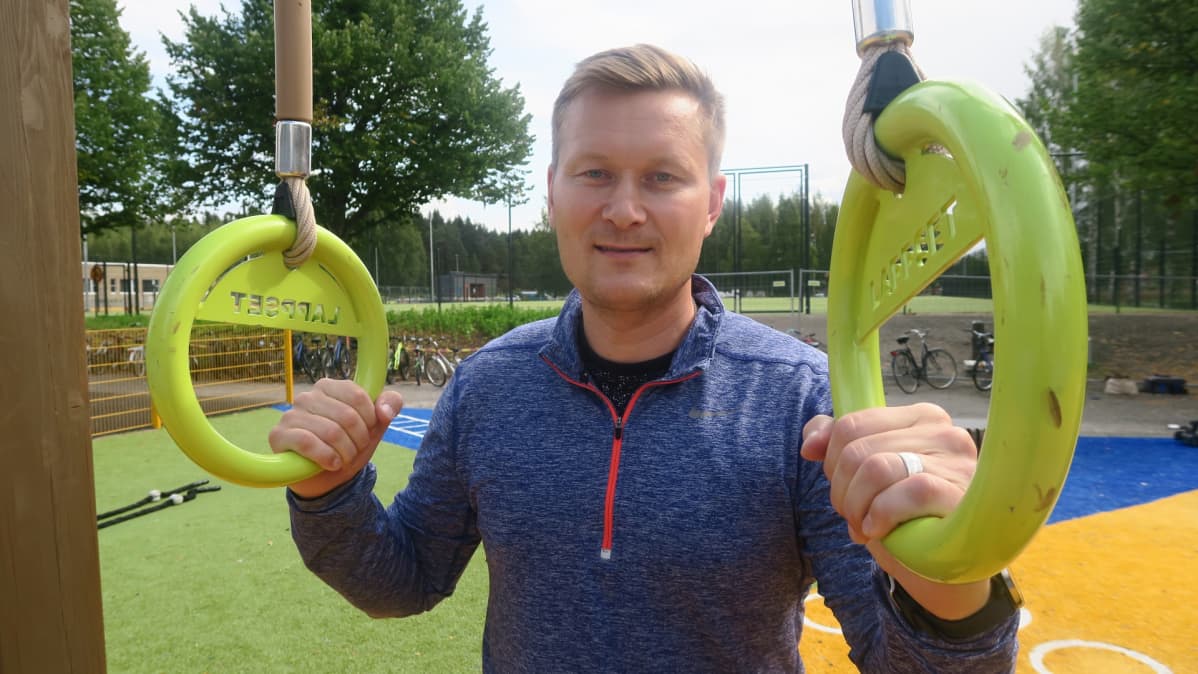 Liikunnanohjaaja Jorma Vaara.