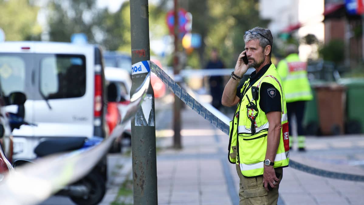Pelastushenkilöstöä Malmön ampumapaikalla 26. elokuuta, jossa nainen ammuttiin keskelle katua.