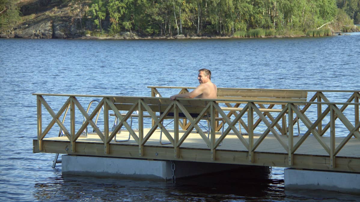 Mies Myllysaaren saunan laiturilla Lappeenrannassa