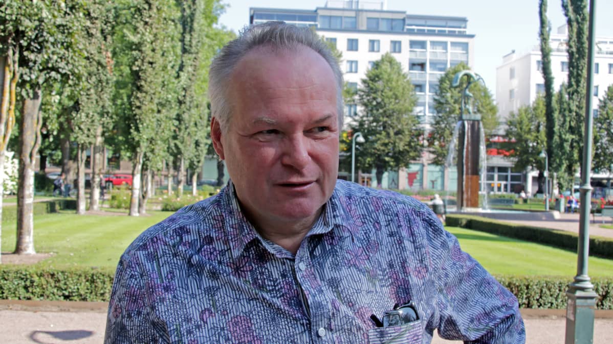 Kuvanveistäjä Markku Hirvelä
