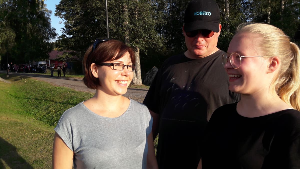 Kolmehenkinen perhe