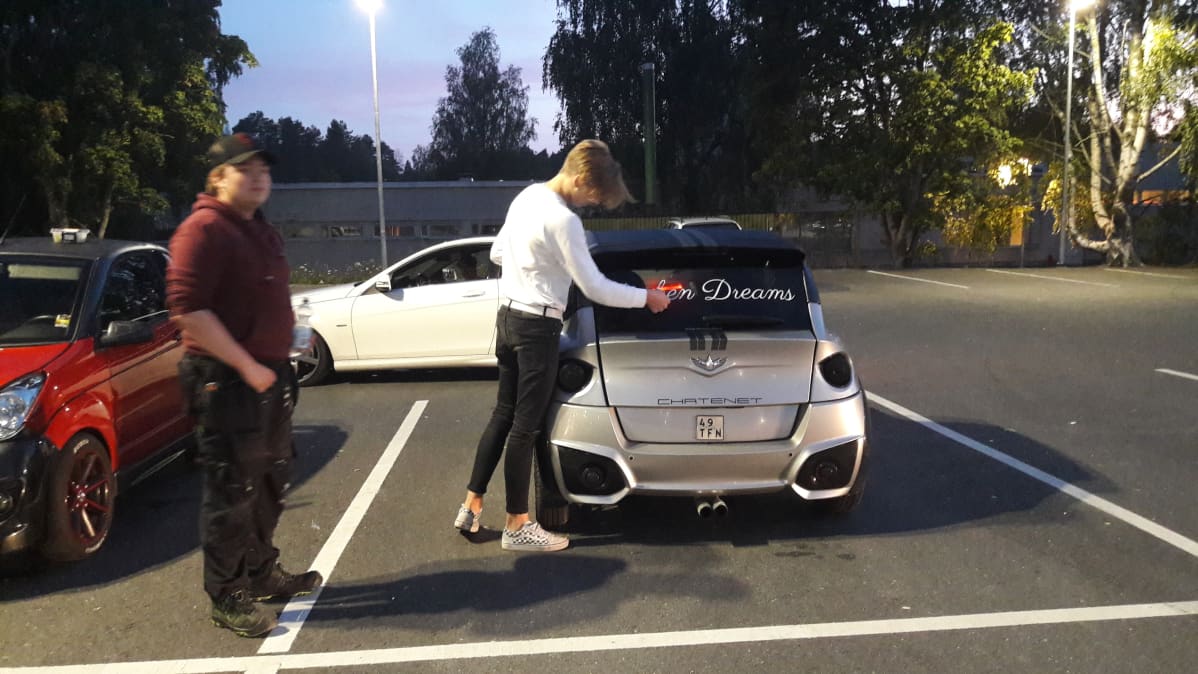 Kaksi poikaa ja mopoauto