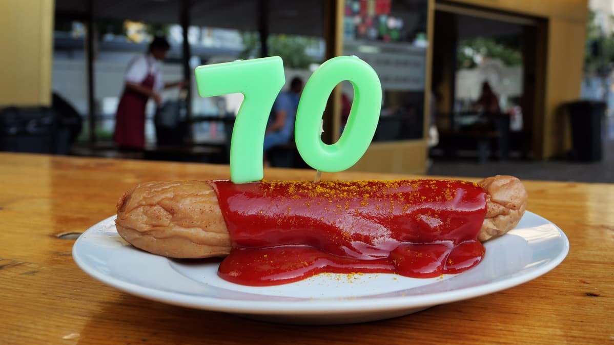 Currywurst lähikuvassa, jossa on numero 70.