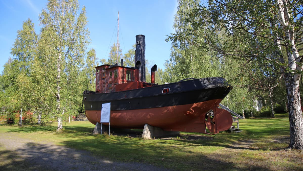 Höyryhinaaja Utra Jakokosken museokanavan alueella.