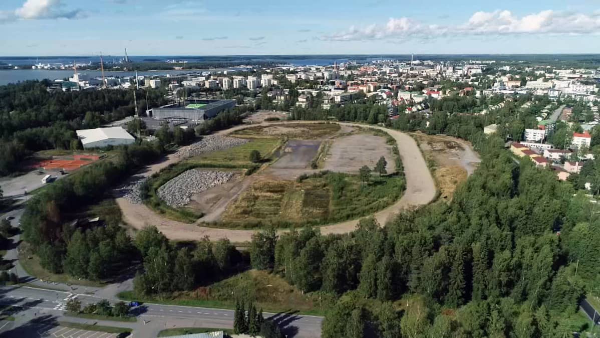 Ravilaakson alue etelästä päin kuvattuna. Alueelle on suunnitteilla koteja 2500 asukkaalle.