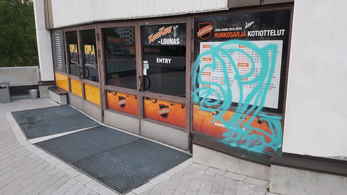 Töhryjä Kouvolan jäähallin seinässä.