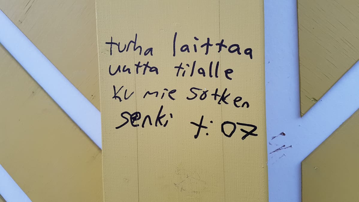 Töhry Kouvolan pesäpallokentällä.